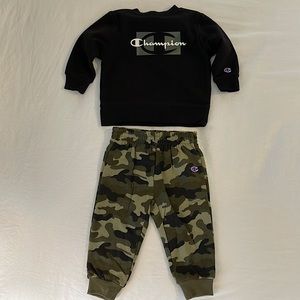 NWOT Champion 2-Piece Athletic Sweatshirt & Sweatpants in Black/Green Camo (18M)